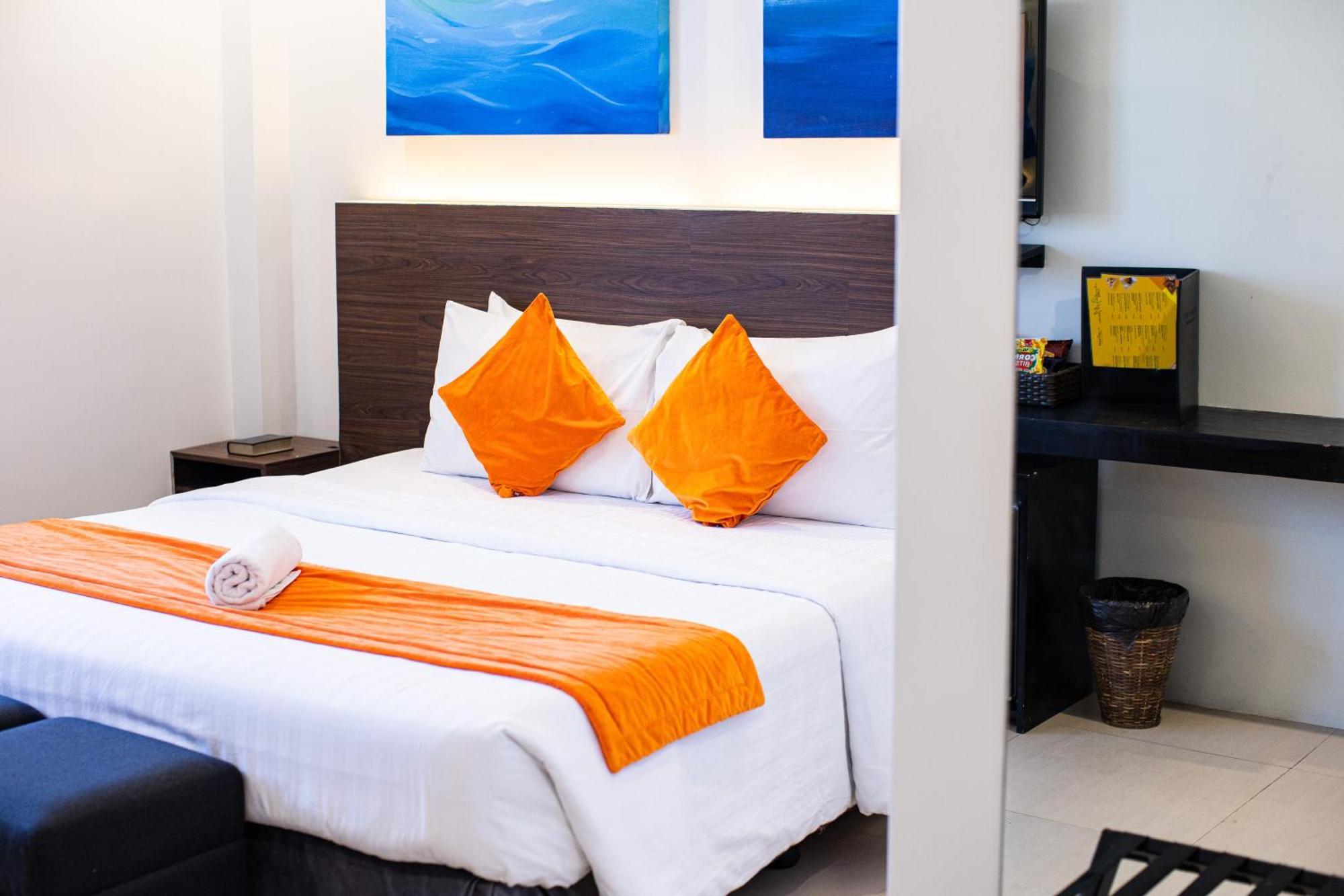 Holiday Suites Puerto Princesa Exterior photo