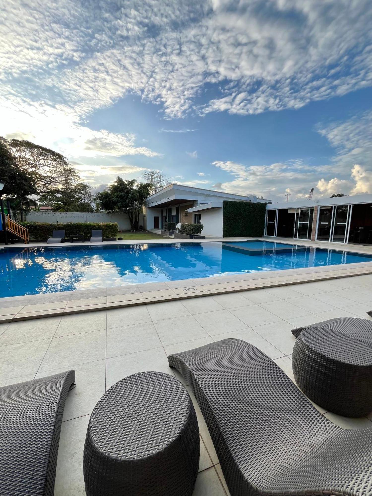 Holiday Suites Puerto Princesa Exterior photo
