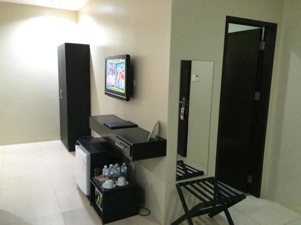 Holiday Suites Puerto Princesa Exterior photo