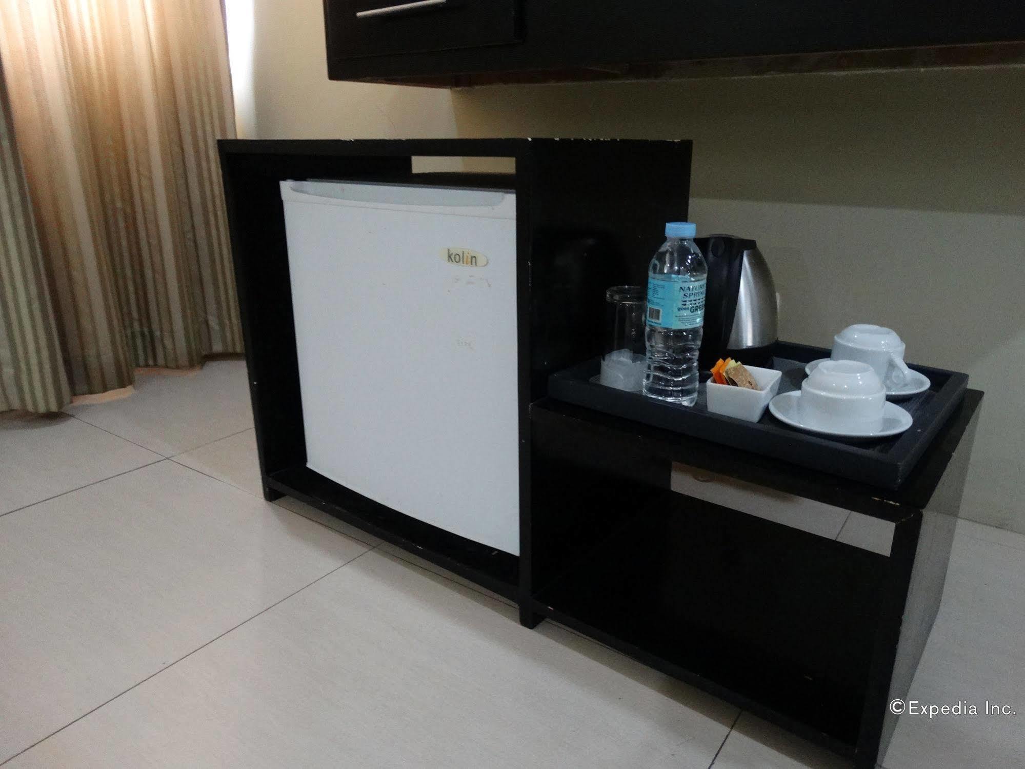 Holiday Suites Puerto Princesa Exterior photo