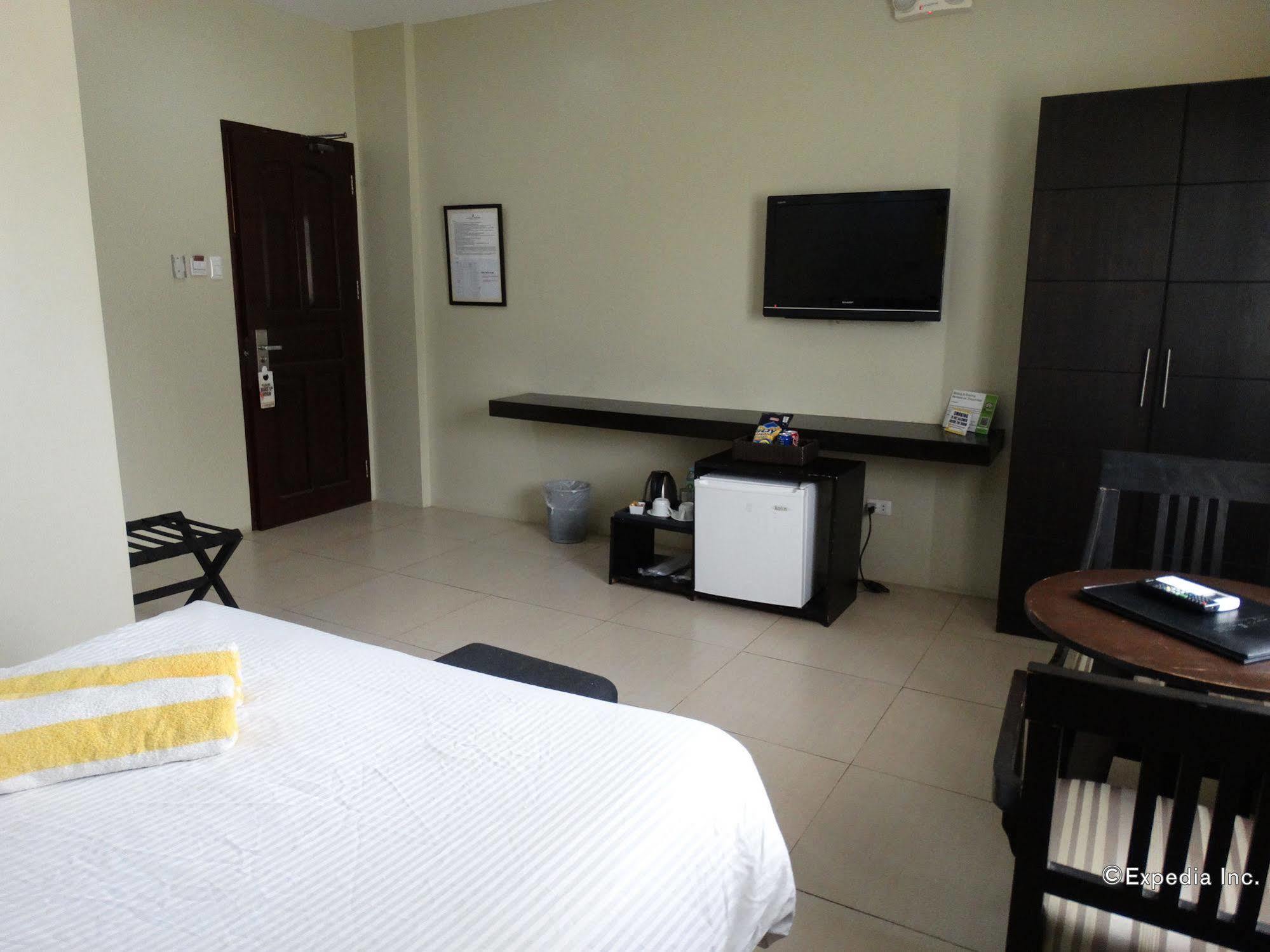 Holiday Suites Puerto Princesa Exterior photo