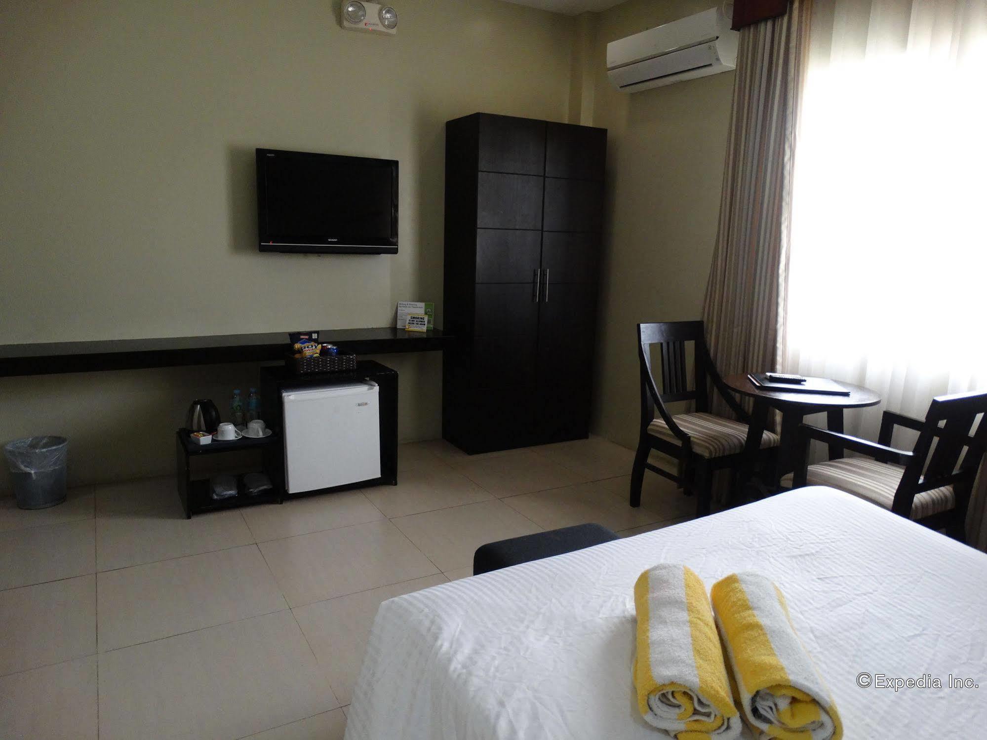 Holiday Suites Puerto Princesa Exterior photo