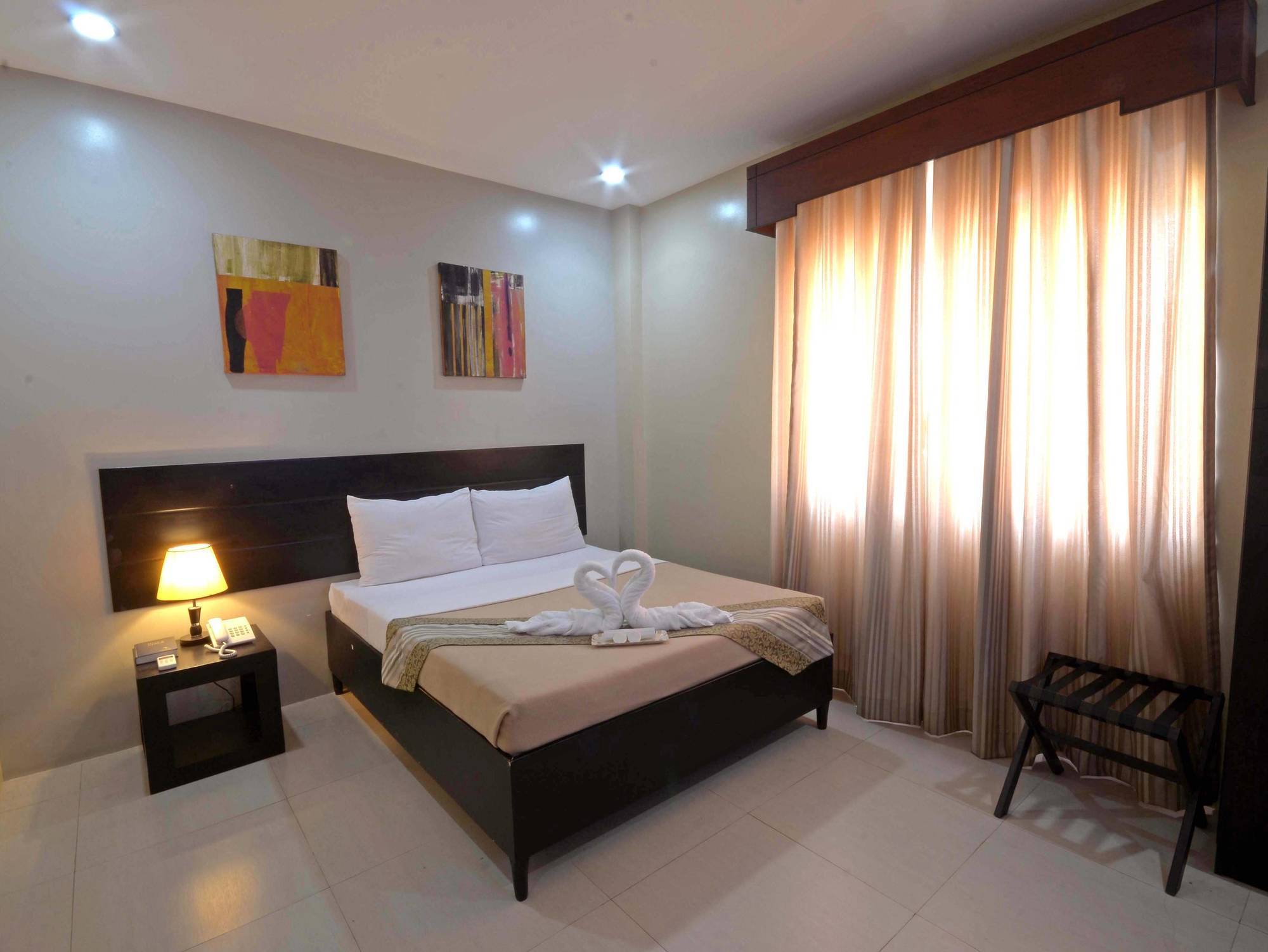 Holiday Suites Puerto Princesa Exterior photo